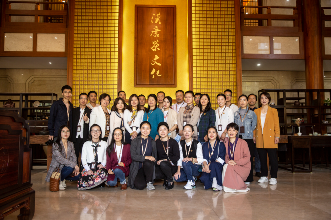 熱烈歡迎中國(guó)評(píng)茶師 · 茶藝師同學(xué)聯(lián)誼會(huì)的老師們到訪漢唐臺(tái)州總部插圖